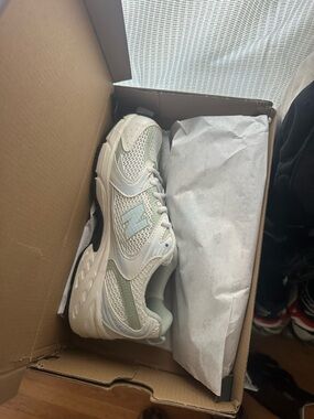 New balance 530 sneakers in white and sage green. Size 8.5. NWT